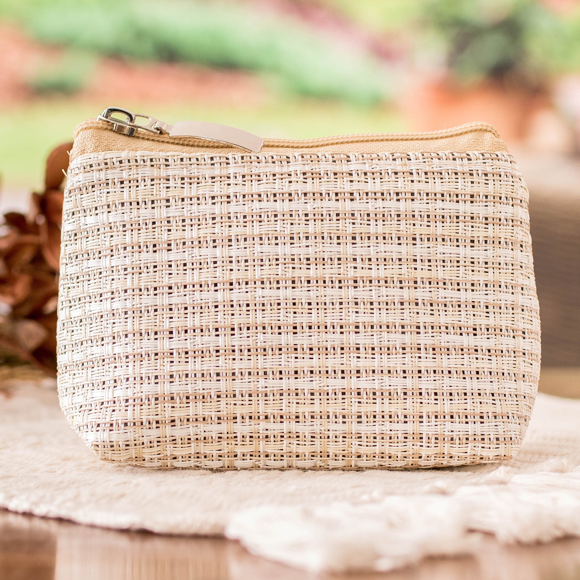 Costa Rican-Made Ecru Beige Coin Purse with Zipper Closure - Ecru Occasion